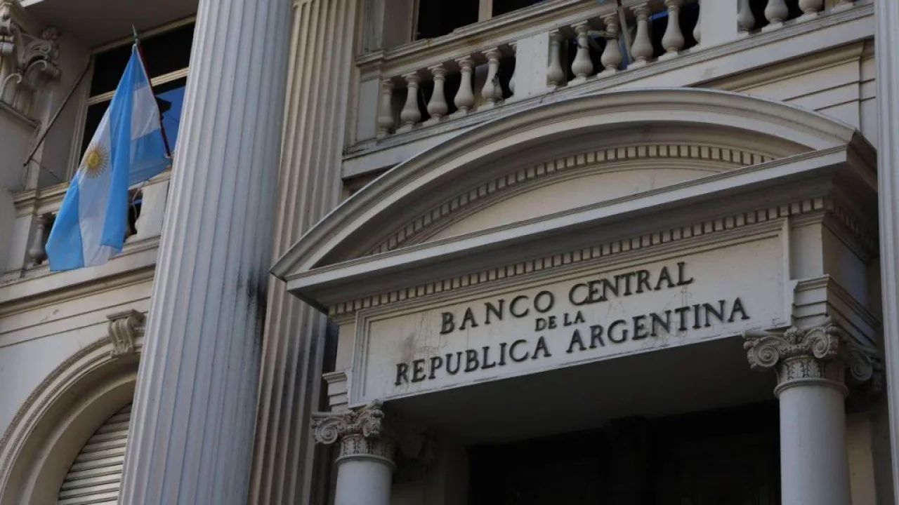 Detalle de la entrada principal del Banco Central de la República Argentina con columnas y banderas argentinas
