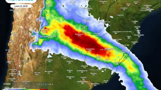 Mapa meteorológico con colores que indican niveles de precipitación sobre regiones de Argentina, Uruguay y Paraguay, con alerta roja que señala alta probabilidad en un área central