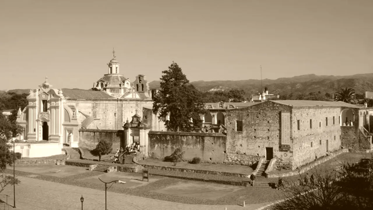 Complejo histórico de la estancia jesuítica con iglesias y muros antiguos en Alta Gracia, Córdoba, en fotografía sepia.
