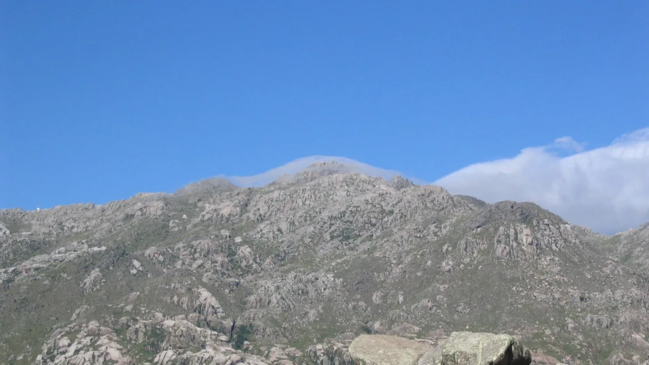 Cumbres rocosas del cerro Champaquí con nubes bajas