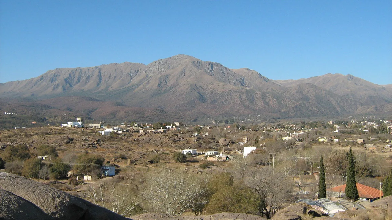 El cerro Uritorco detrás de las casas de Capilla del Monte