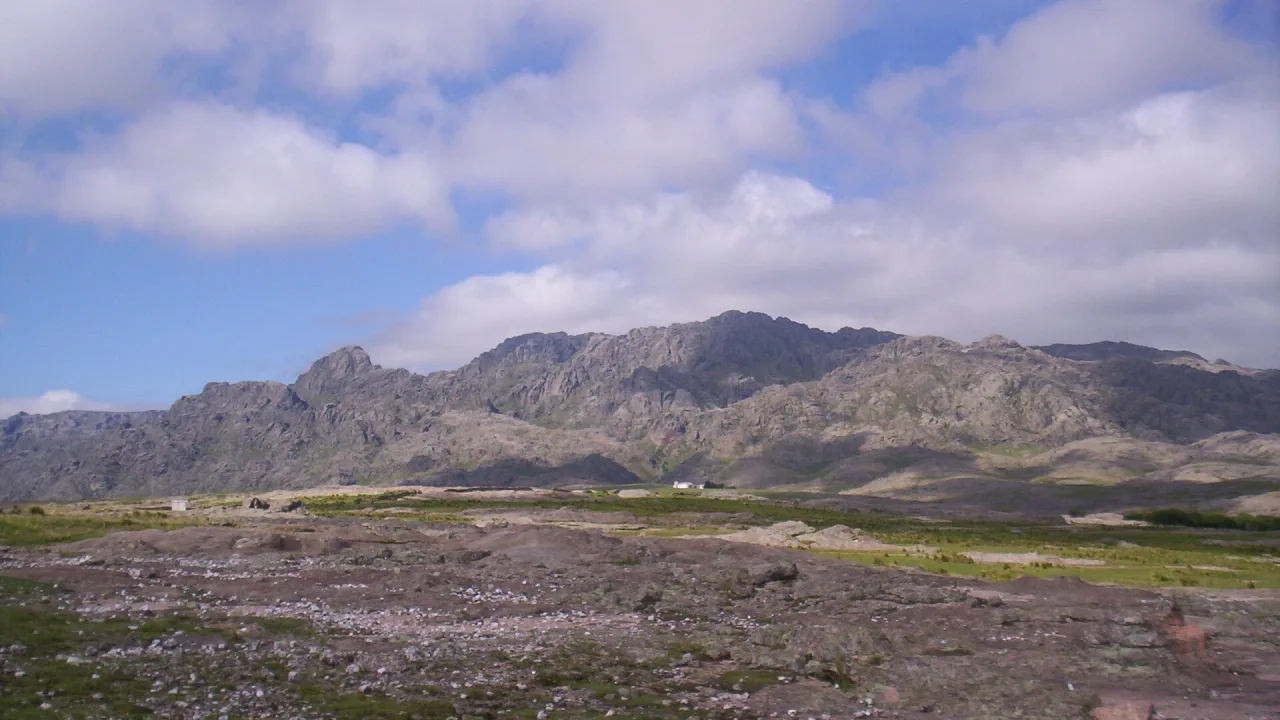 El macizo de Los Gigantes bajo un cielo con nubes, en las Sierras Grandes