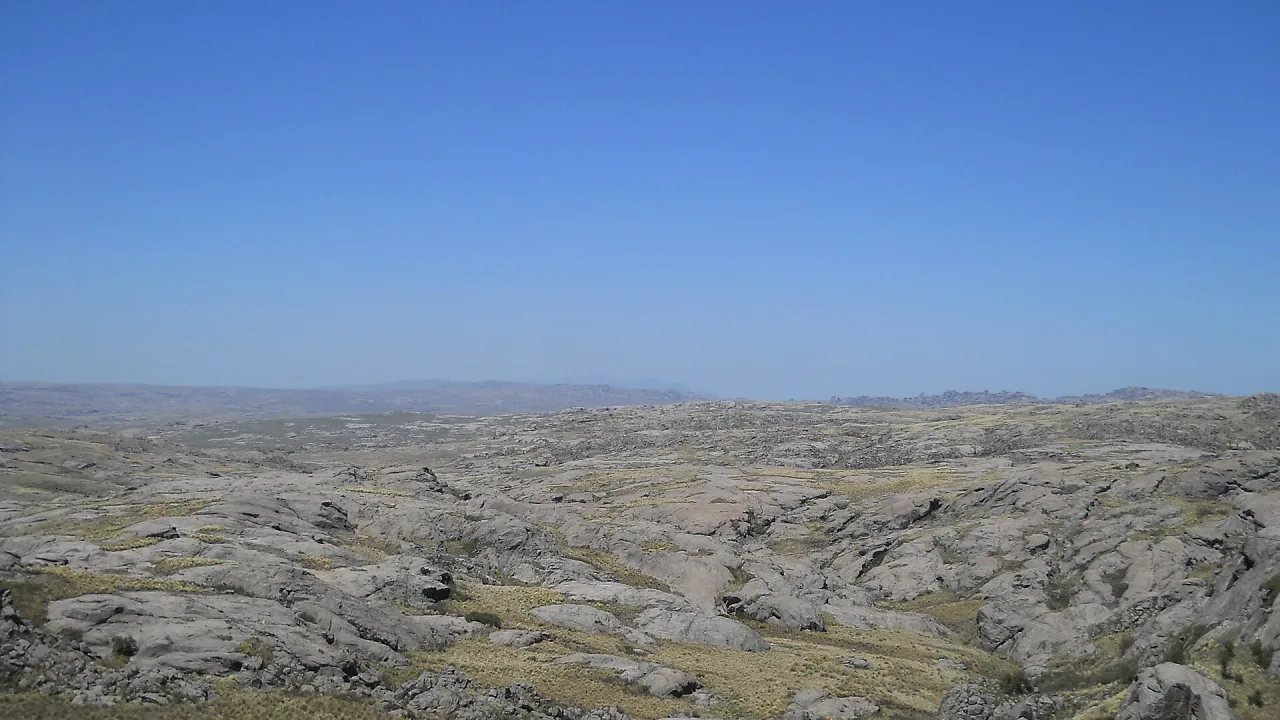 Roca granítica y pastizales de altura en el sur de la Pampa de Achala