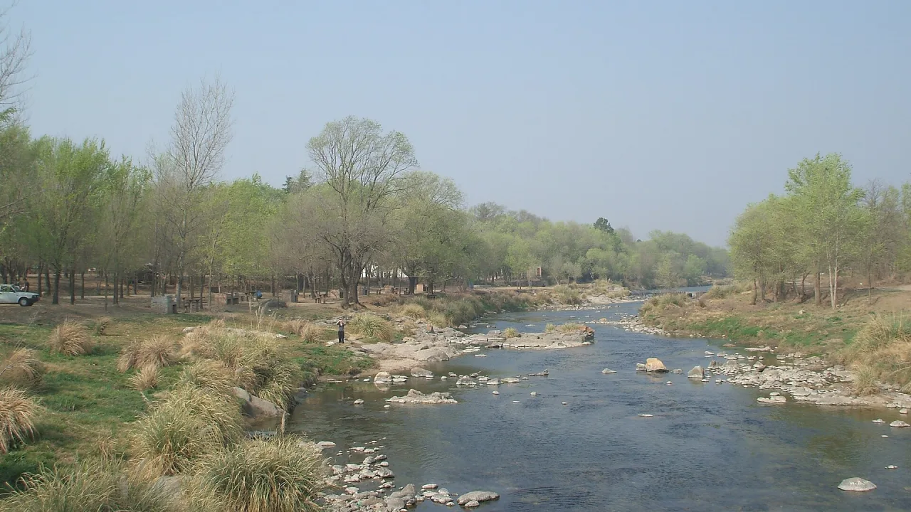 El río Los Reartes corre entre piedras y sauces