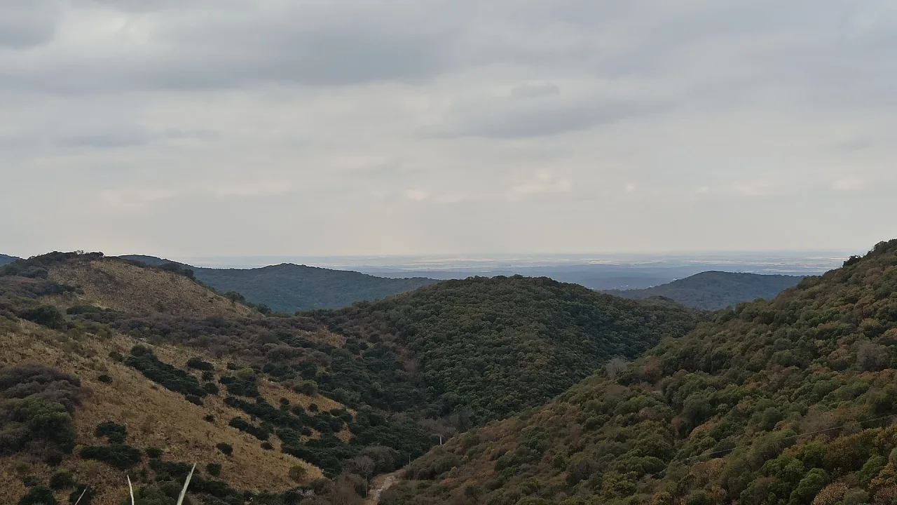Valles y lomas de las Sierras Chicas vistos desde el camino El Cuadrado