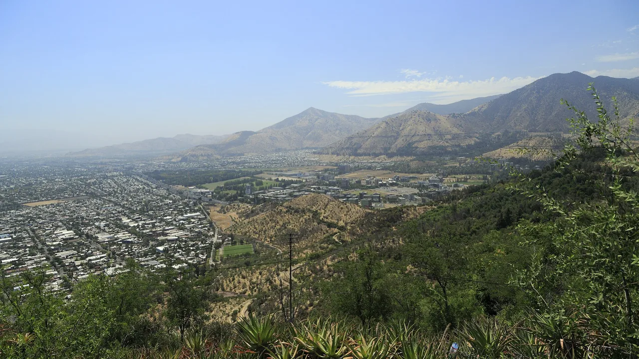 Ciudad del valle de Punilla rodeada de sierras, vista desde la zona del cerro Pan de Azúcar