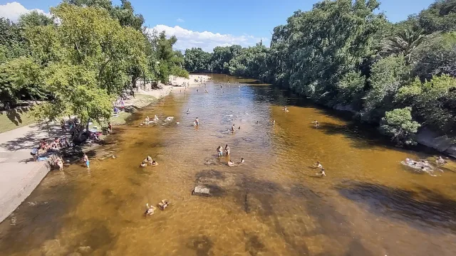 Turistas en el río Mina Clavero, en Traslasierra, durante el verano
