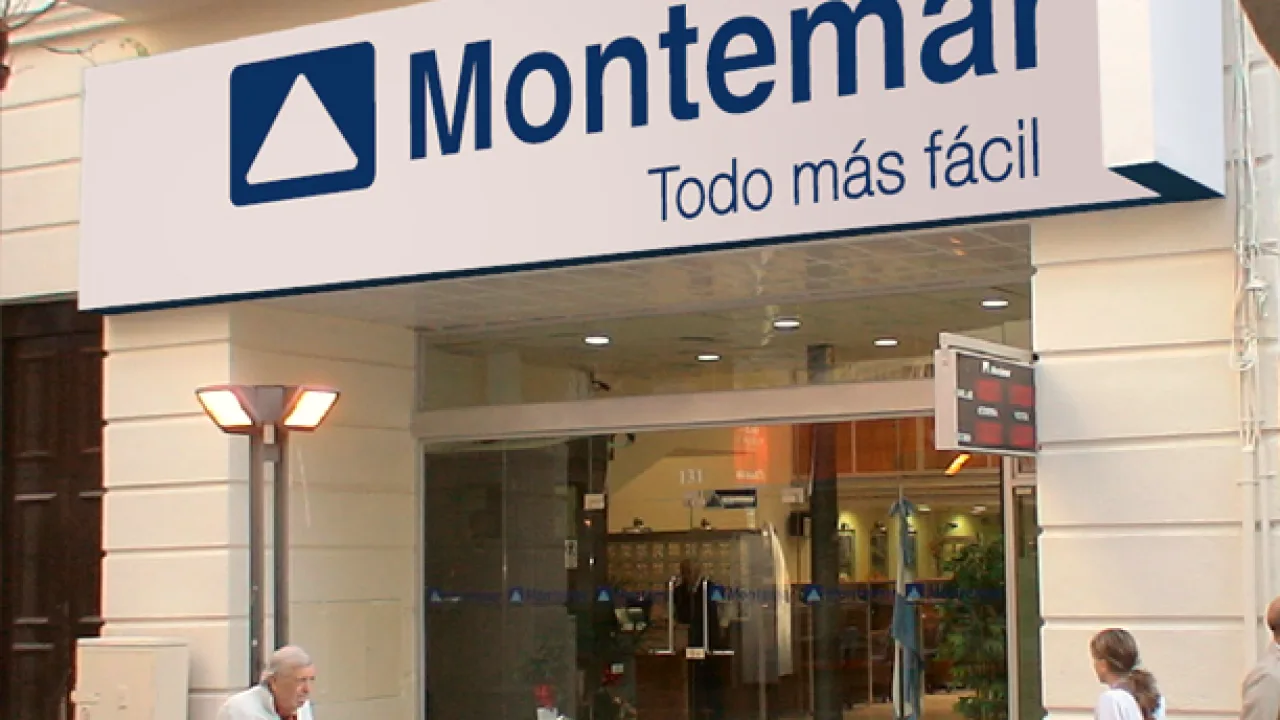 Entrada a la sucursal de Montemar con cartel visible y personas frente a la puerta