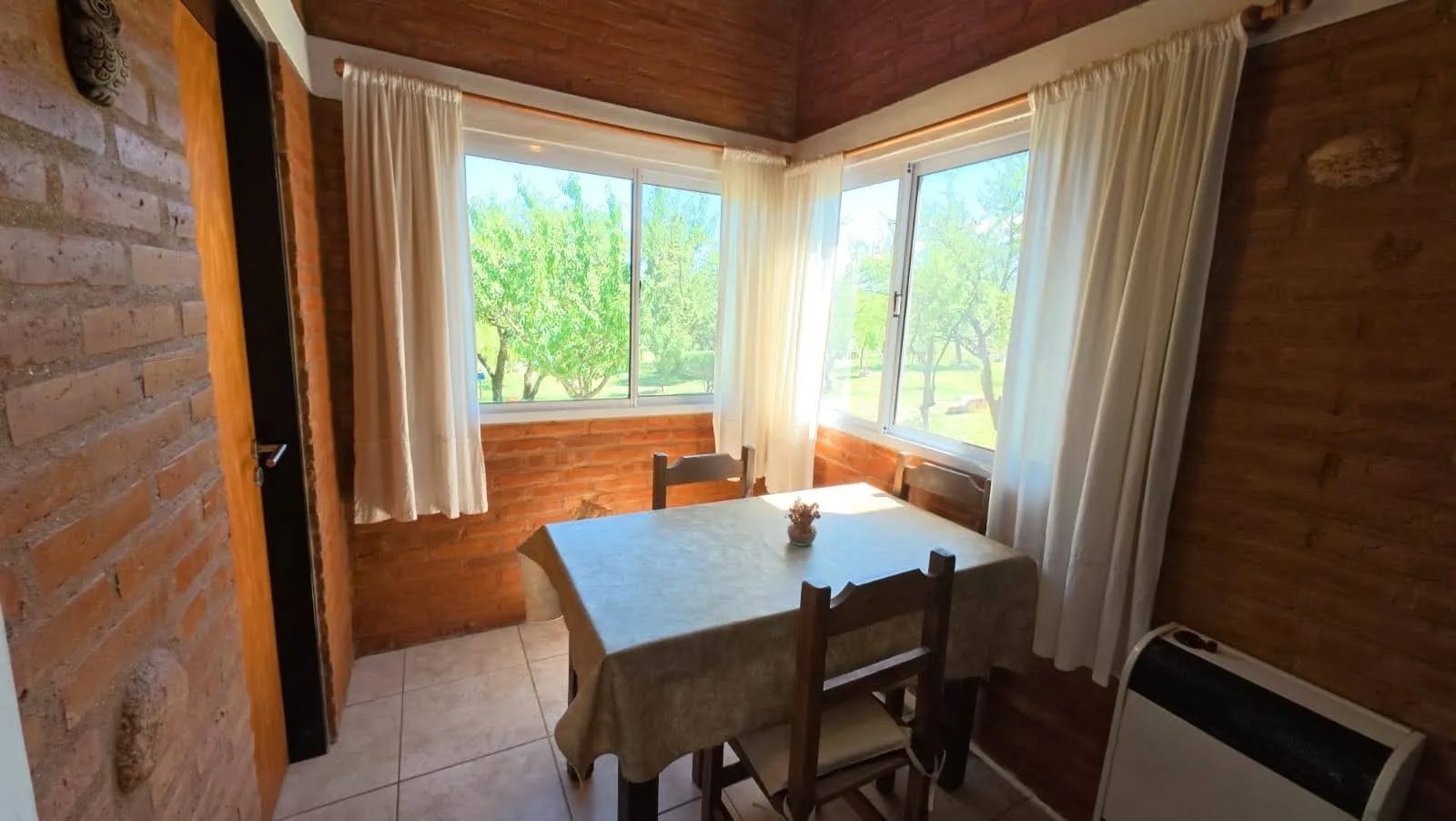 Comedor cabaña 4.