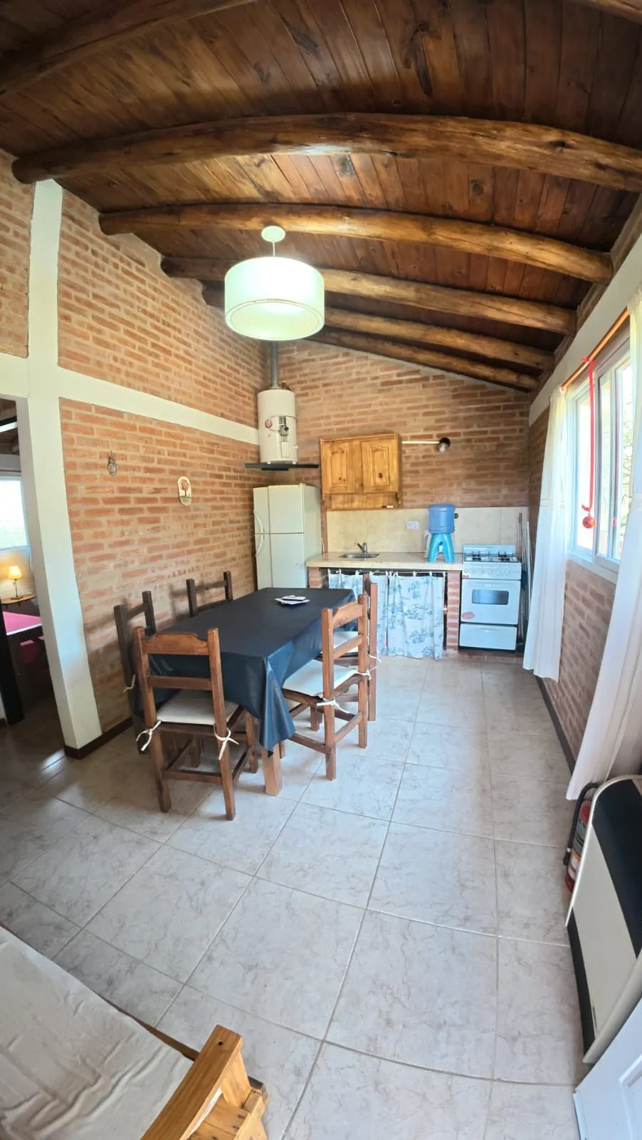 Cocina- comedor cabaña 1.