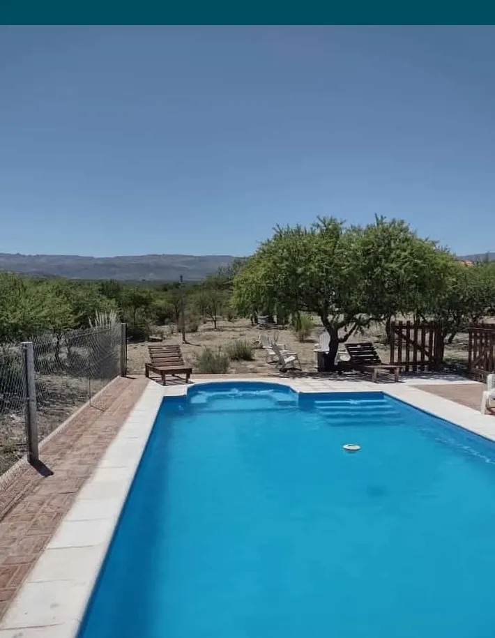 Piscina con hidromasaje con la mejor vista hacia altas cumbres.