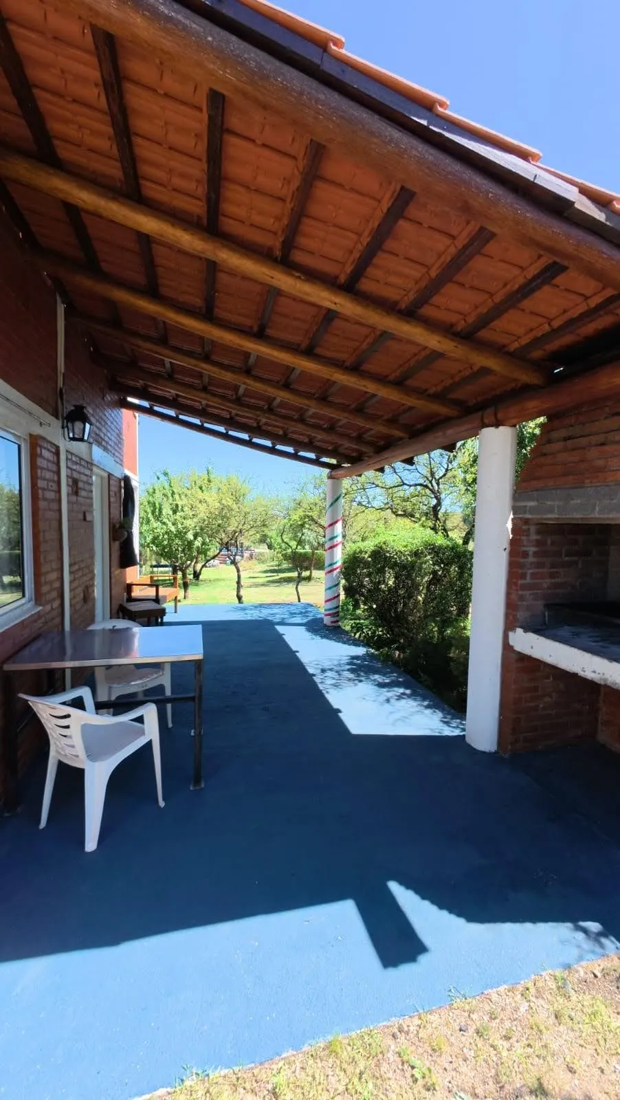 Galería con asador cabaña 4.
