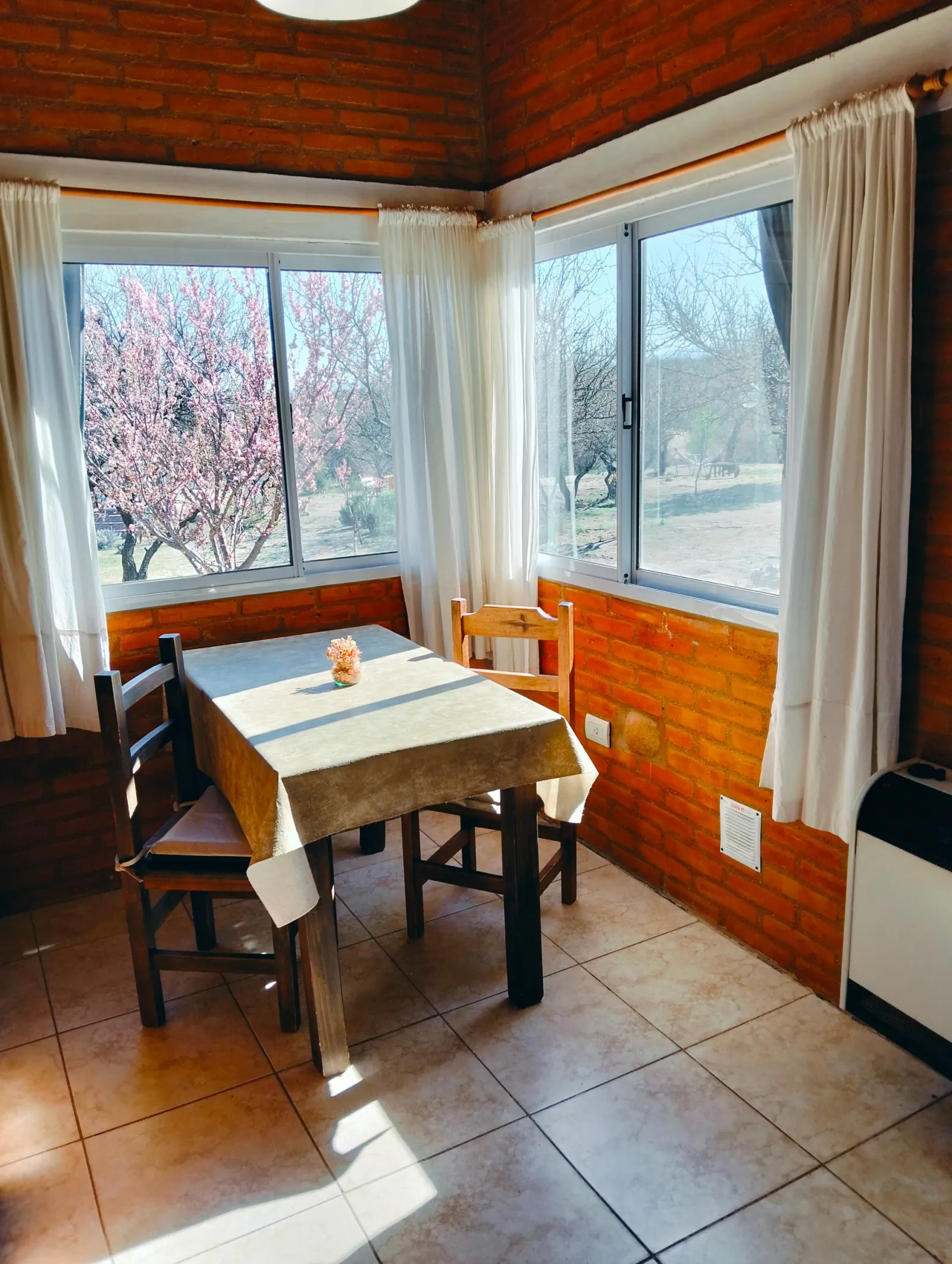 Comedor de cabaña 4 para 2 personas.