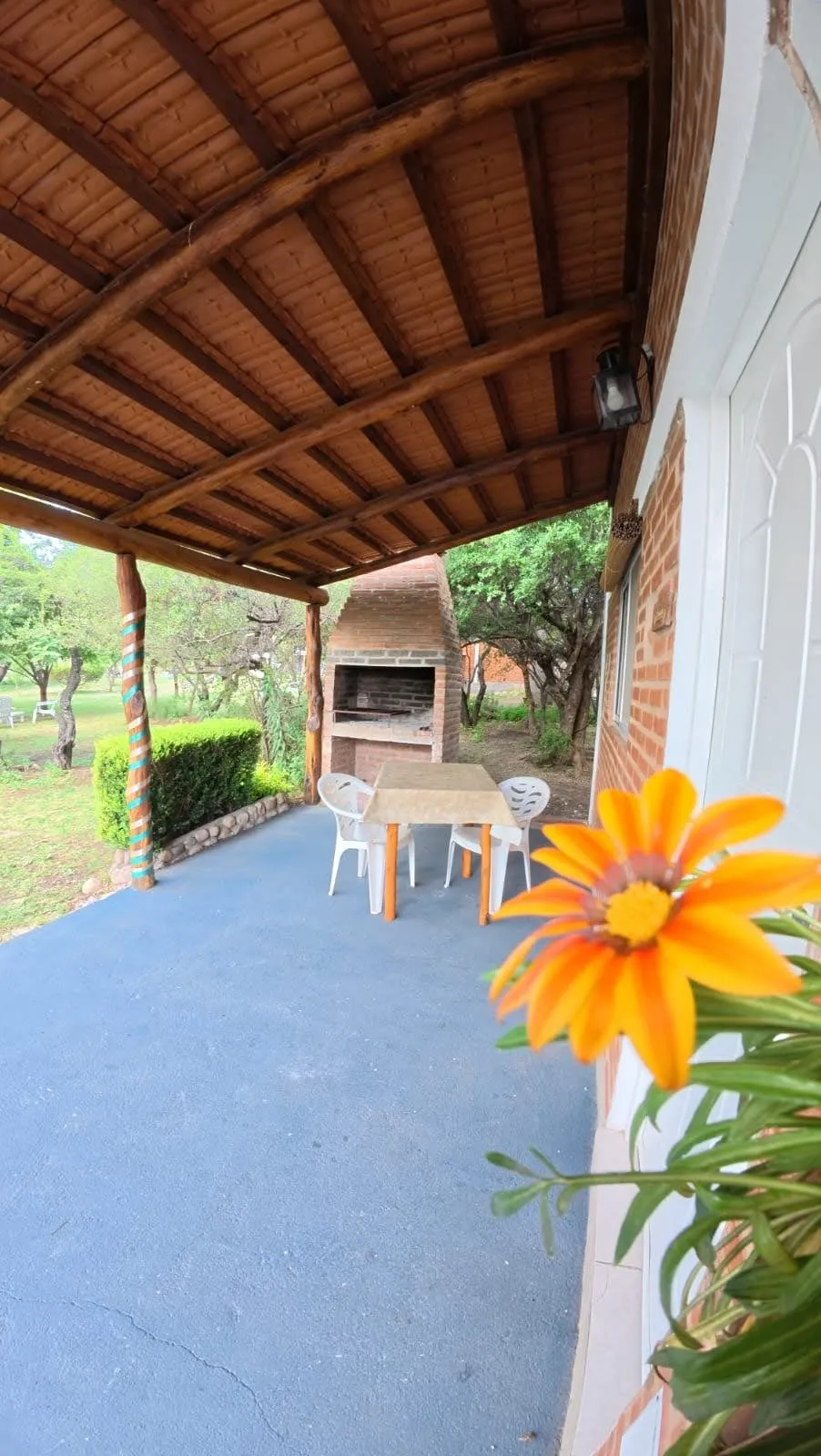 Galería con asador cabaña 3.