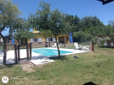 Parque con piscina y pérgola.