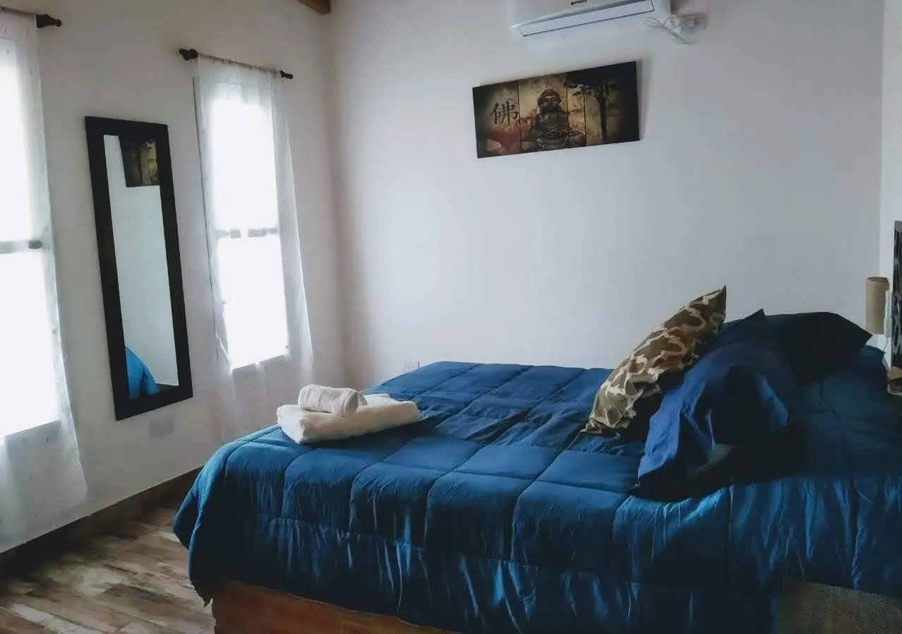 Habitación con cama matrimonial
