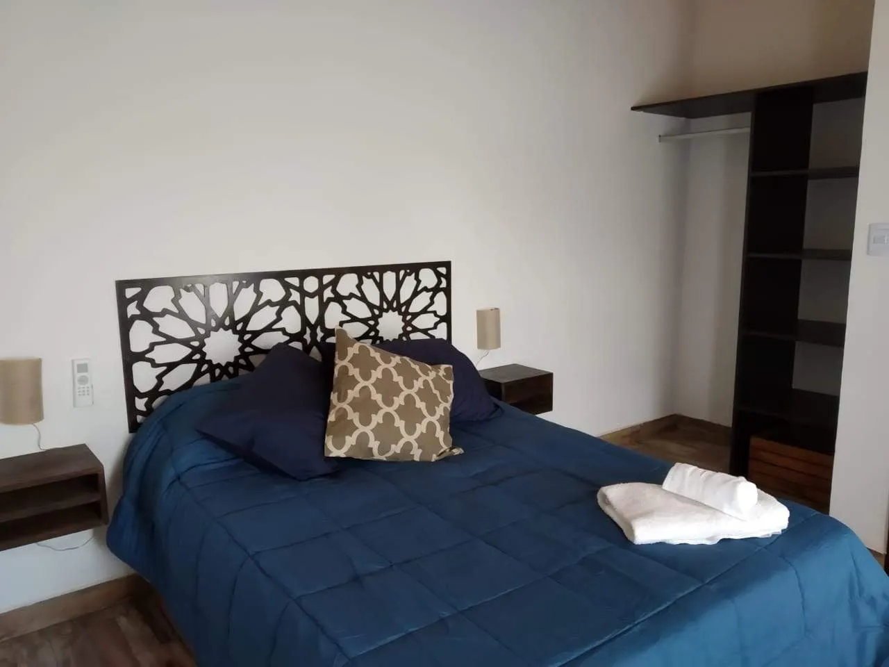 Habitación con cama matrimonial