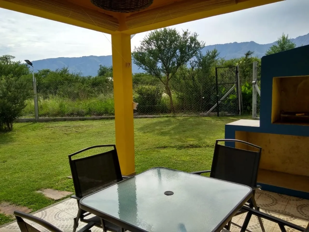Galería individual con parrilla y vista a las sierras