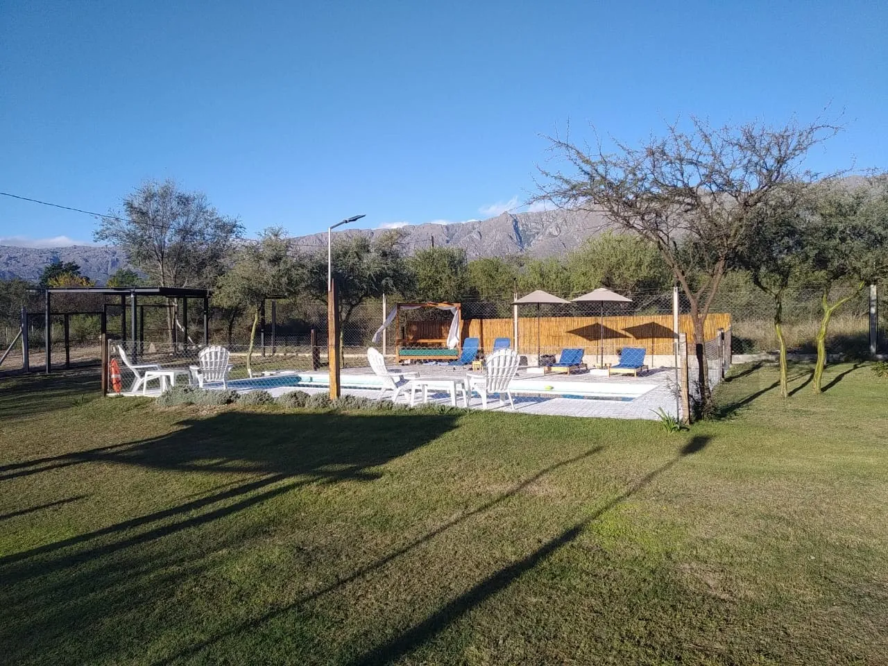 Piscina y parque con vista a las sierras