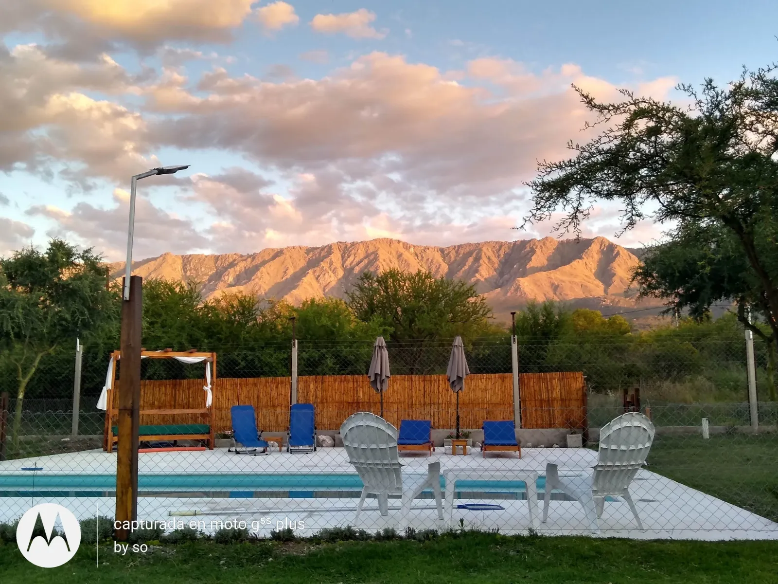 Piscina con vista a las sierras