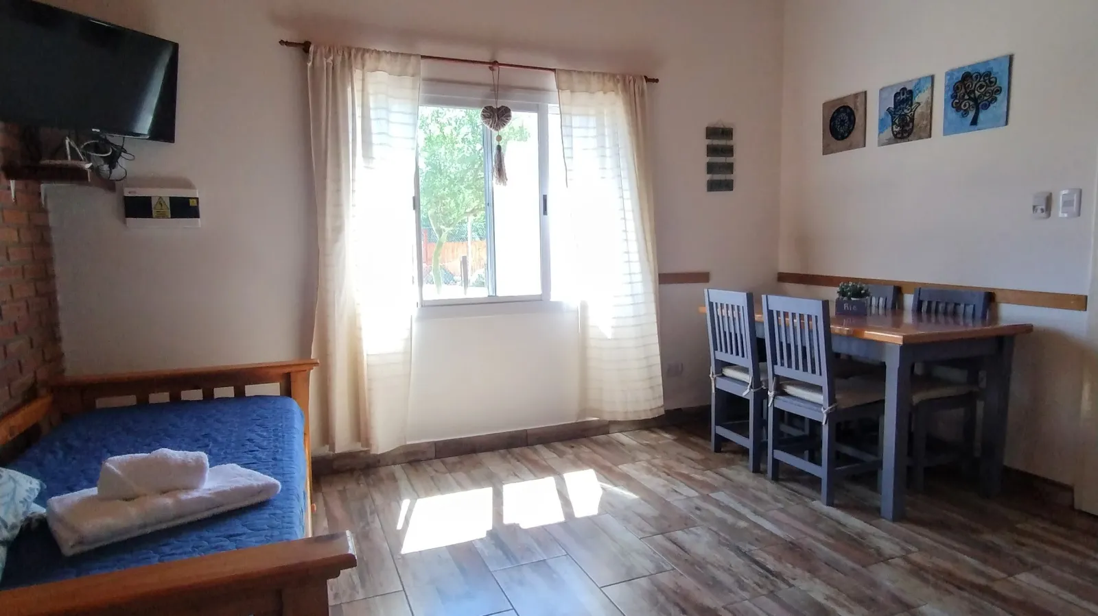 Sala de estar, con 2 cama nido de 1 plaza y media