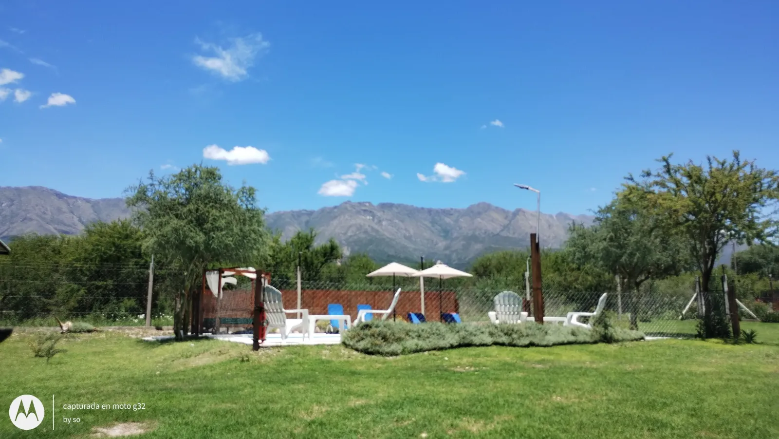 Parque con piscina con vista a las sierras