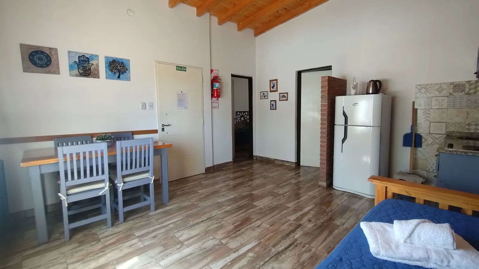 Sala de estar, con 2 cama nido de 1 plaza y media, Cocina