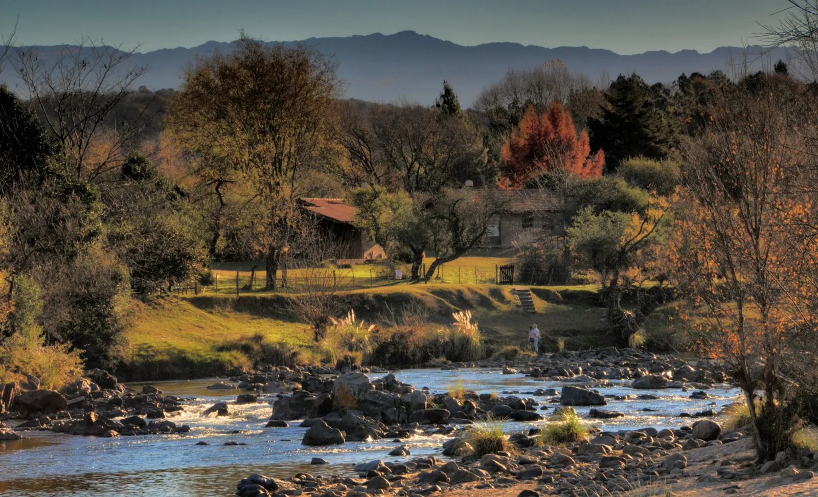 Foto de El Rodeo Cabañas a orillas del Río Sta. Rosa