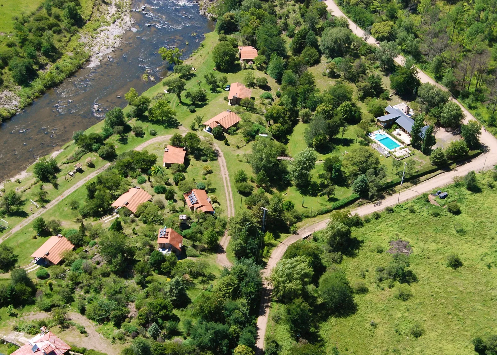 Foto de El Rodeo Cabañas a orillas del Río Sta. Rosa