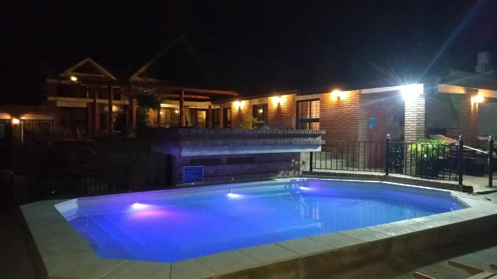 La piscina en un ambiente nocturno.