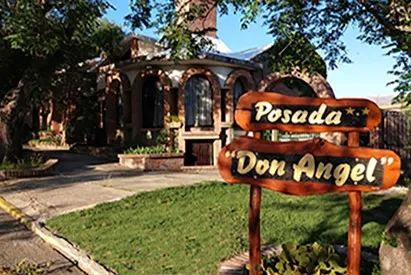 Vista exterior de la posada, con acceso pavimentado.
